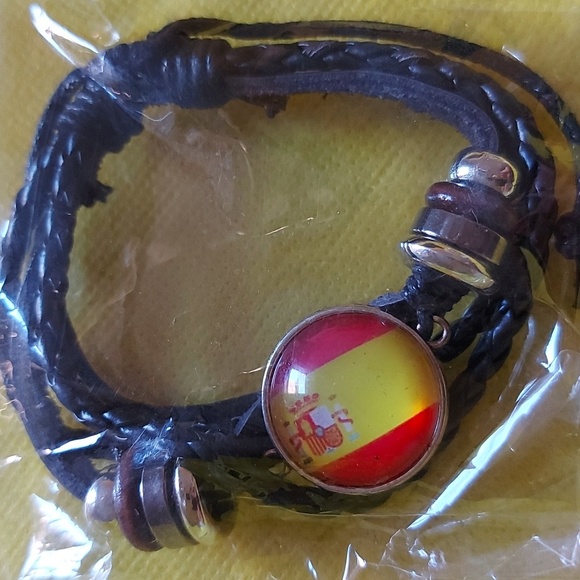 NWOT Spain flag Unisex bkack leather adjustable bracelet - Picture 2 of 4
